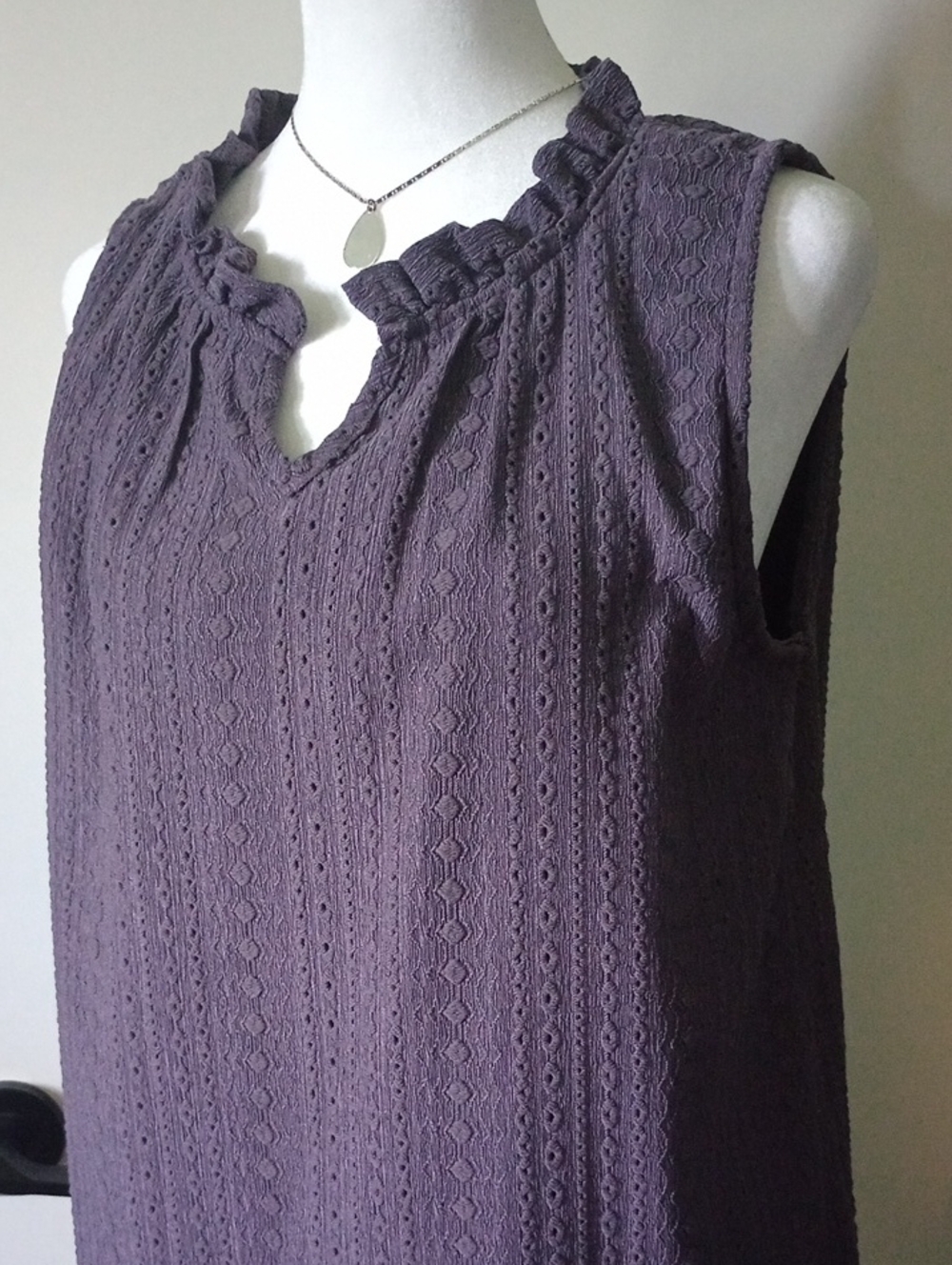 Betsey's Boutique Eyelet V-Neck Tank Sleeveless Top - Size Medium - Lavender